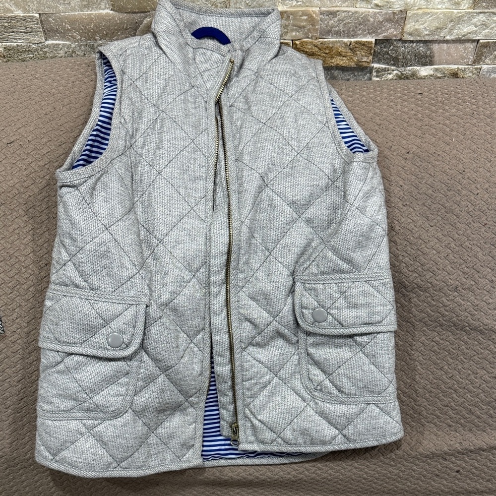 Old Navy Quilted Vest in Light Gray with Navy Lining